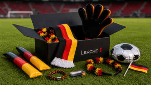 WM Werbeartikel für Mailing Aktion liegen auf einem Fußballrasen nebeneinander und in einer Mailingbox. Last Minute Mailing Aktion zur WM WM Werbeartikel für Mailing Aktion liegen auf einem Fußballrasen nebeneinander und in einer Mailingbox. Last Minute Mailing Aktion zur WM