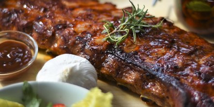 Gegrillte Spareribs mit leckeren Beilagen 