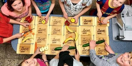 Spende Lerche GmbH Bambus Brotzeitbretter an Arche e.v.