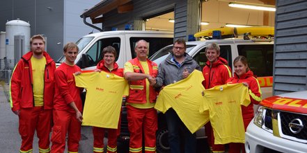 Lerche: spendet  bedruckte T-Shirts an DLRG Geretsried