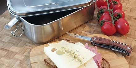 Lunchbox Elegance XL aus Edelstahl mit Retro-Bügelverschluss, Bambusbrettchen im Deckel und individueller Loogravur