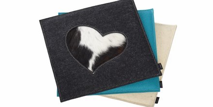 NEU – die hochwertigen bedruckbaren Filzsitzkissen Herzausstanzung mit echtem Kuhfell