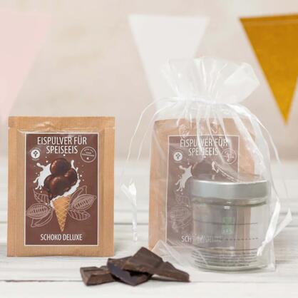 Eispulver in Portionsbeutel mit Logo und Glasmix in transparenten Geschenksäckchen stehen nebeneinander. Eispulver in Portionsbeutel mit Logo und Glasmix in transparenten Geschenksäckchen stehen nebeneinander.
