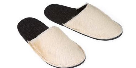 Symphatischer Werbeträger für Winter- Filzpantoffeln mit Kuhfell nach Ihren Wünschen individualisierbar