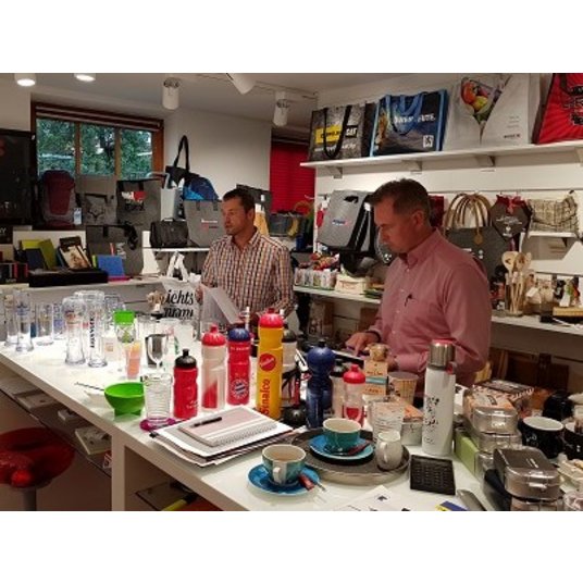 Weiterbildung Lerche: Mehrwegbecher, Trinkflaschen und vieles mehr aus lebensmittelsicherem Kunststoff