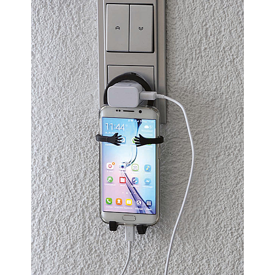 Origineller Smartphone Halter als praktische Hilfe beim Akku-Aufladen