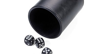 Schwarz und schlicht kommt der bedruckbare Werbe-Würfelbecher in einer Kunstlederoptik.