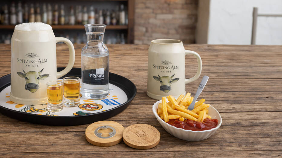 Werbe-Gläser sowie Pommesgabel mit Logo auf Serviertablett mit Logo 