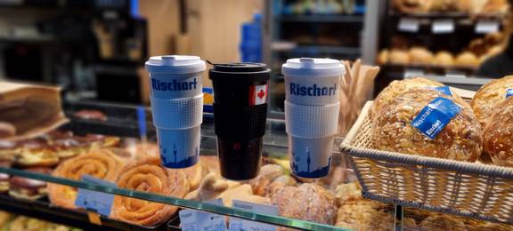 Becher als Mehrweggeschirr mit Logo 