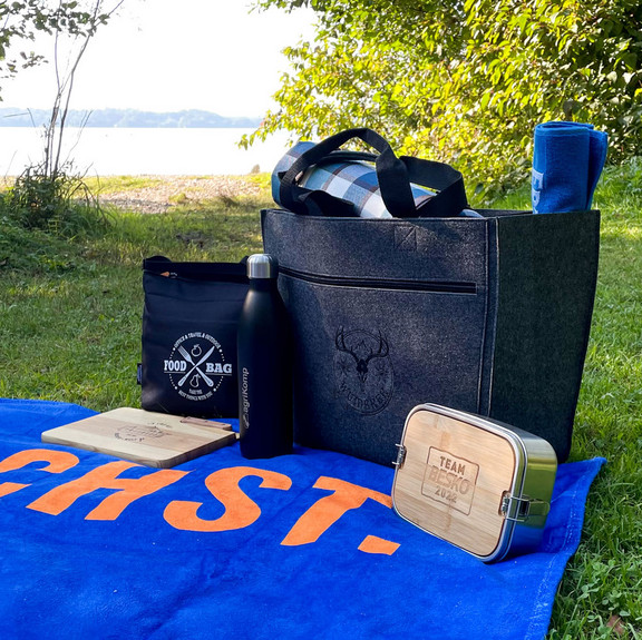Picknicken am See mit Werbemitteln
