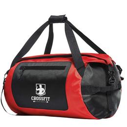Rot-schwarze Sporttasche in Zylinderform mit zwei schwarzen Tragegurten, einem Reißverschlussfach an der Front und einem größeren Hauptfach mit Reißverschluss oben. Auf der Vorderseite ist ein weißes Logo mit der Aufschrift „Crossfit“ zu sehen.