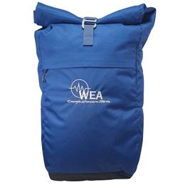 Ein blauer Rucksack mit einem Rolltop-Verschluss steht mittig frontal im Bild.