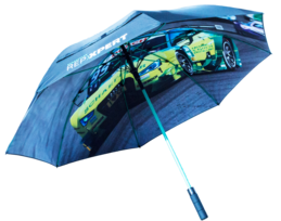 Regenschirm mit schwarzem Griff und Gestänge in Grün. Auf der Schirmfläche ist ein großformatiges Fotomotiv eines gelb-grünen Rennwagens auf einer Rennstrecke sowie ein heller Schriftzug zu sehen.