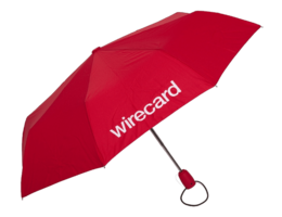 Roter Taschenschirm mit schwarzem Gestänge und gebogenem Griffband. Auf einem Schirmsegment ist in Weiß ein Schriftzug aufgedruckt.