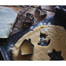 Backförmchen-Box mit Plätzchenausstechern in Hunde- und Katzenform aus Edelstahl und individuell bedrucktem Einleger als Werbeartikel