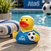 Fußballer-Badeente mit weißem Atos-Logo auf einem blauen Trikot mit Stirnband und Fußball in einer sonnigen Szene mit Pool und Handtuch dargestellt