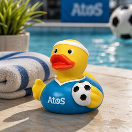 Fußballer-Badeente mit weißem Atos-Logo auf einem blauen Trikot mit Stirnband und Fußball in einer sonnigen Szene mit Pool und Handtuch dargestellt