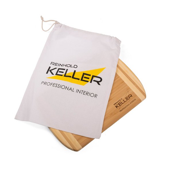 Nachhaltiges Werbemittel-Set: Zweifarbiges Bambusbrett mit Logo als Lasergravur/ als Brandstempel - verpackt im stilechten Brotzeitsackerl