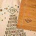 Naturfarbener Baumwollbeutel mit FFB-Aufdruck und Bambusbrett mit eingebranntem FFB-Logo in Nahaufnahme