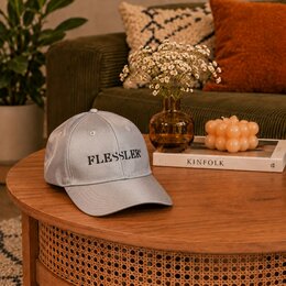 Baseballcap in silber mit coolen Logo bestickt für das Flesslers Hotel in Leggreis, Oberbayern