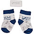 Weiße und blaue Babysocken als Werbegeschenk mit eingewebtem FINUM-Firmenlogo und Papierbanderole