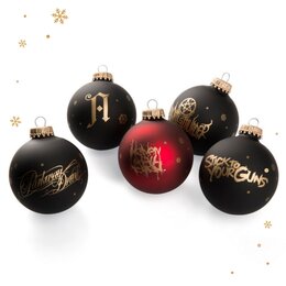 Christbaumkugeln in rot und schwarz mit Werbebotschaft auf weißem Hintergrund