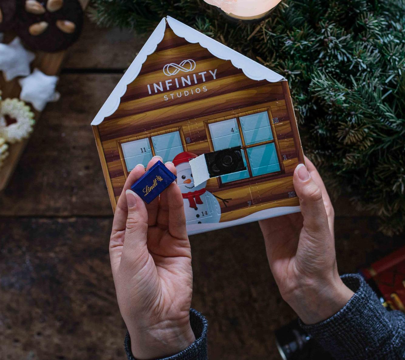 Bedruckter Werbe Adventskalender Sonderform Haus Gefullt Mit Leckerer Marken Lindt Schokolade Lerche Werbemittel