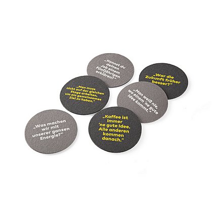 coole Sprüche bedruckt auf Glas- und Tassen Wollfilzuntersetzer in grau mit Werbedruck