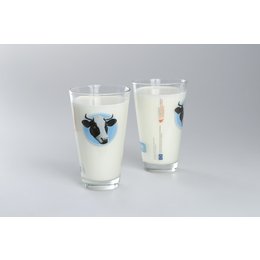 Milchglas mit Werbemotiv