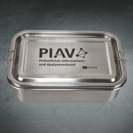 Brotdose mit Logo aus Edelstahl mit Verschlussklammern, auf dem Deckel Lasergravur PIAV Polizeilicher Informations- und Analyseverbund