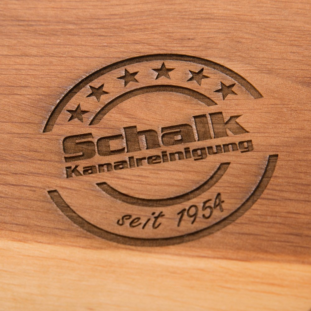 Messerbrett aus Erlenholz mit Logo Gravur