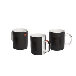 Cooles Ton-in-Ton-Design: Porzellanbecher XXL schwarz bedruckt für die IG Metall