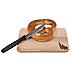 Brotzeitbrett aus hellem Erlenholz mit Logo-Gravur, belegt mit Breze und Brotmesser als praxisnahes Beispiel für ein regionales Werbegeschenk