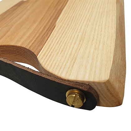 Schneidebrett mit Lederriemen mit Messingschrauben befestigt als Werbemittel lasergraviert