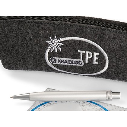 Hochwertige Bestickung des Firmenlogos auf einer Größe von 15 x 7 cm