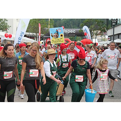 Kulturverein Isar-Loisach verteilt Klappkärtchen mit Festival-Vorankündigung beim Stadtlauf in Geretsried