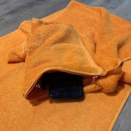 Fitnesshandtuch mit Logo-Einwebung und integrierter Handytasche