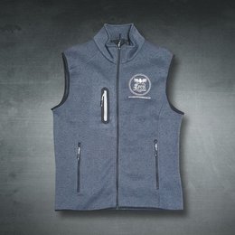 Graue Fleece-Werbeweste mit aufgesticktem Firmenlogo „Tyrol am Haldensee“ und Reissverschluss auf neutralem Hintergrund.