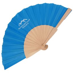 Ein aufgefächerter m it Logobedruckter Handfächer mit naturfarbenen Holzstäben und blauem Fächerblatt. Auf dem blauen Stoff ist ein weißes Logo mit Schriftzug aufgedruckt.