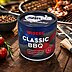 WIBERG Classic BBQ Gewürzmischung mit SAR-Logodruck als Werbeartikel vor stimmungsvoller Grillkulisse von Lerche Werbemittel.