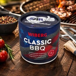 WIBERG Classic BBQ Gewürzmischung mit SAR-Logodruck als Werbeartikel vor stimmungsvoller Grillkulisse von Lerche Werbemittel.
