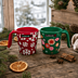 Weihnachtliche Glühwein Henkeltasse mit Logo als Werbeartikel in grün und rot mit Lerche Logo, made in germany