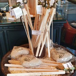 BBQ Grill-Zange aus Buchenholz mit Flaschenöffner und Logogravur