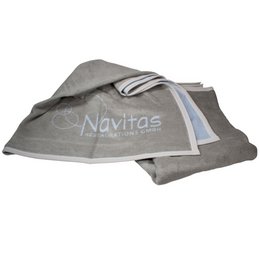 Kuschelig, hochwertigeweiche Logo-Decke, atmungsaktiv inklusive Logo-Einwebung als Werbeartikel für die kalte Jahreszeit