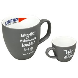 Großer und kleiner Kaffeegenuss aus farbigen Kaffeetassen mit Hydroglasur