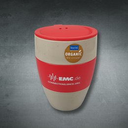 Werbemittel-Becher to go von Koziol mit roter Silikonbanderole und weißem EMC.de-Logodruck 