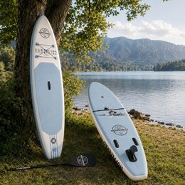 Individuell gestaltete Stand up paddle Boards mit bedruckter Ober-und Unterseite am See.