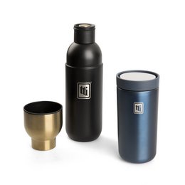High-Tech-Design im Set: Stelton Trinkbecher und Thermosflasche mit Logogravur
