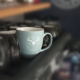 Große Porzellantasse in Betonoptik