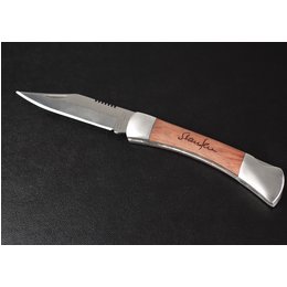 Klappbares Messer mit Holzgriff gelasert